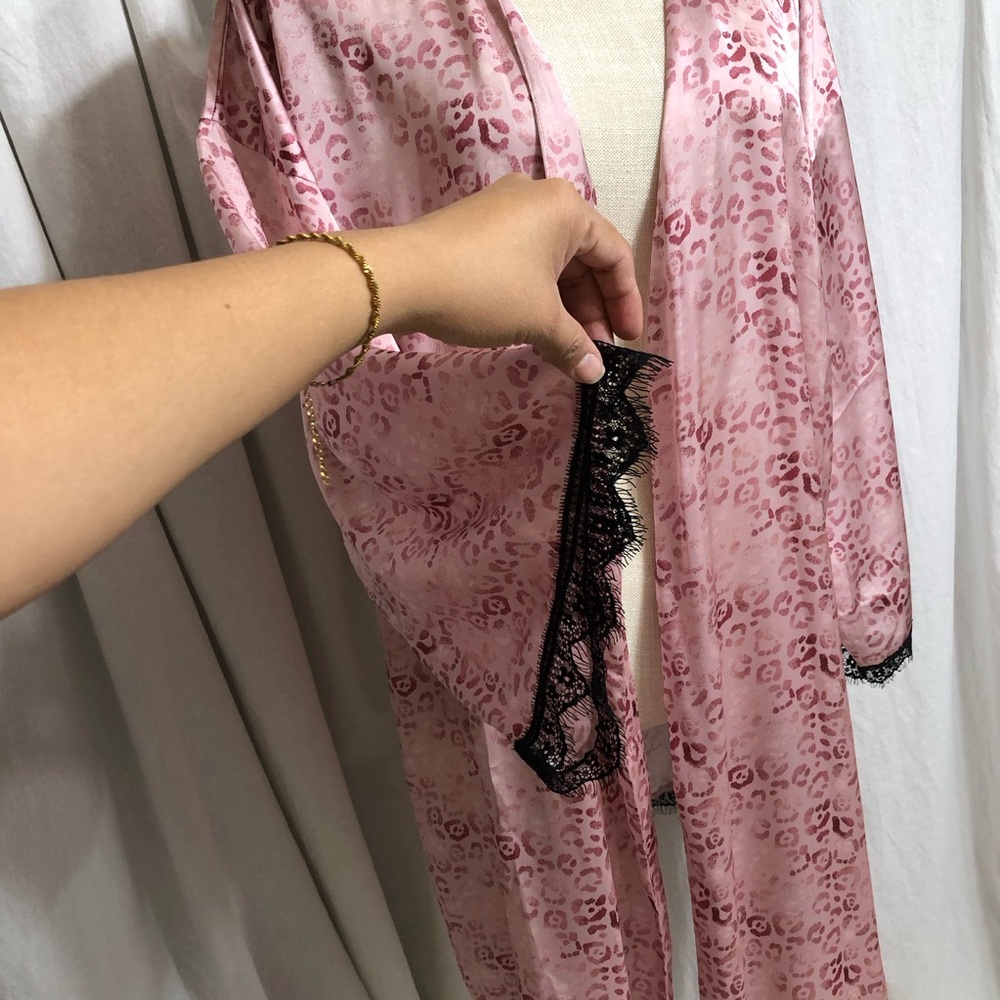 Free Realm Silky Robe - Picture 4 of 4